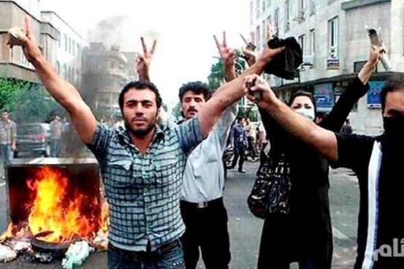 #عاجل: المتظاهرون ضد فساد النظام يحرقون مراكز الشرطة في #ايران #الخريف_الايراني #يحدث_الان_في_ايران