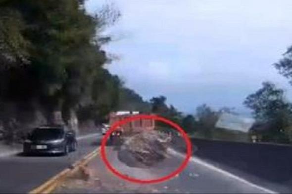 بالفيديو..لقطات مرعبة لسقوط صخرة ضخمة على طريق مزدحم