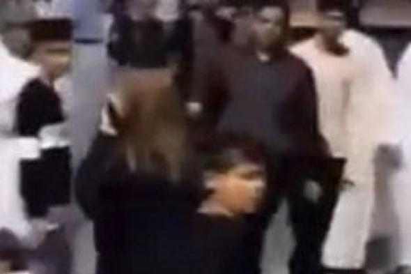 بالفيديو| فتاة تضرب بعض الشباب حاولوا التحرش بها في حديقة بالرياض