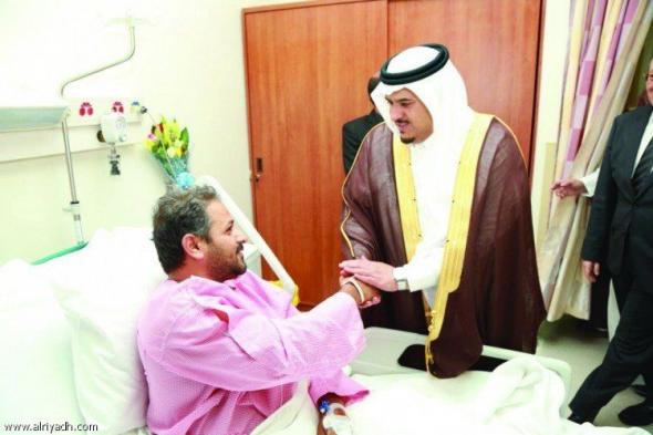 نائب أمير الرياض يطمئن على مصابي شظايا صواريخ الحوثي