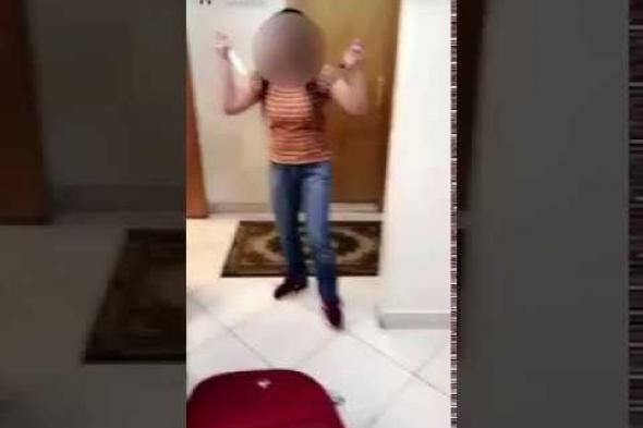 بالفيديو.. خادمة تحتجز طفلاً داخل غرفة وتهدد مكفولتها بسكين