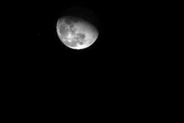 القمر قرب كوكب المريخ الليلة فى ظاهرة مشاهدة بالعين المجردة