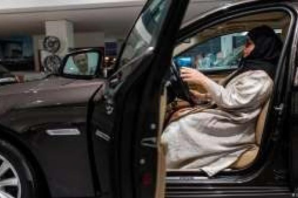 السعودية تحدد موعد بدء السماح للنساء بقيادة السيارات