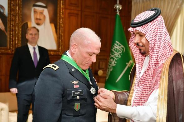 وزير الحرس الوطني يقلد اللواء فرانك وسام الملك عبدالعزيز