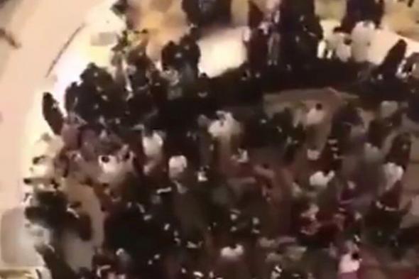 "فيديو إلقاء النقود على المتسوقين" يثير حفيظة السعوديين.. إهانة والحساب مطلب