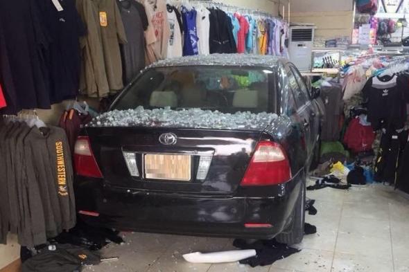 السعودية | بالصور .. سيدة تقتحم محل ملابس في الهفوف بـ”سيارتها”