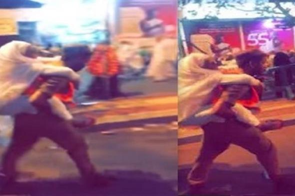 عاجل..اخبار السعودية اليوم | رجل أمن يحمل مُسنَّة لرمي الجمرات (فيديو)