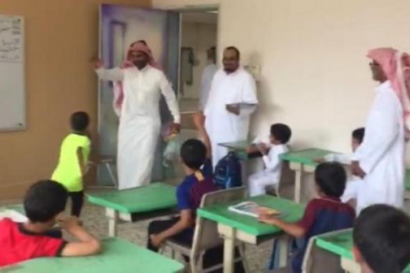 معلم يفاجئ طلابه بزيارة بعد رحيله عن المدرسة.. شاهد ردة فعلهم!