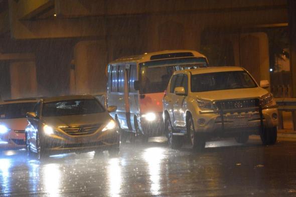 أمطار غزيرة على جدة والأجزاء المجاورة لها.. والدفاع المدني يحذر (صور)
