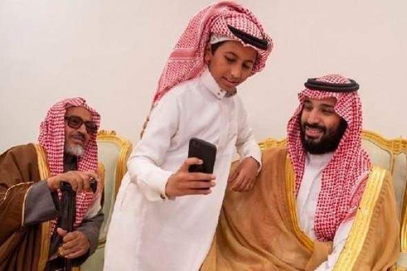 السعودية | الطفل الذي اتكأ على كتف ولي العهد السعودي وخطف الأضواء