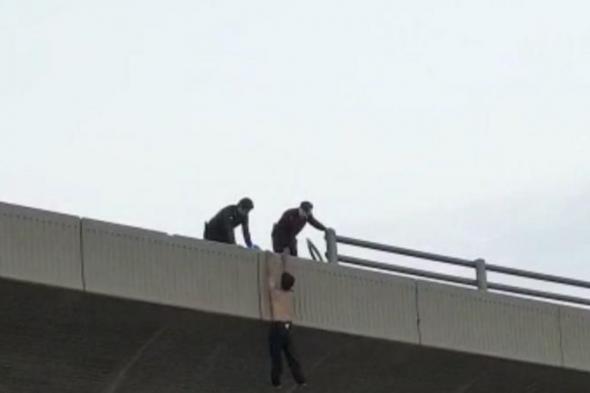 "أمن جدة" يحبط محاولة انتحار ثلاثيني من فوق جسر الخير