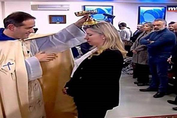نائبة لبنانية “تعتذر من الله” بسبب مشاركتها في قداس مسيحي!… فيديو