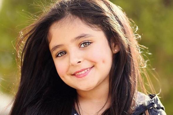 بالفيديو| الطفلة زينة الصفار تقيّم ملابس أحمد حلمي في نجوم صغار