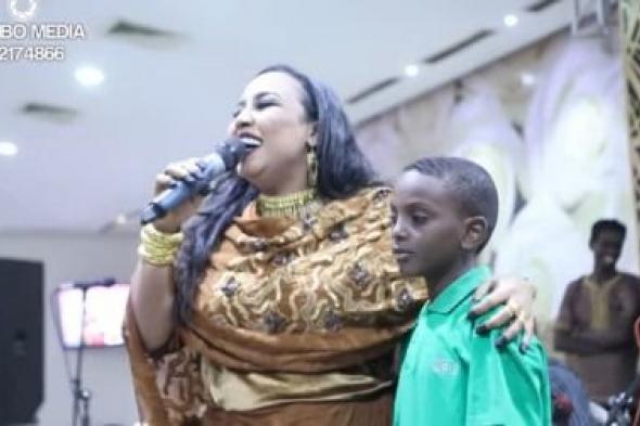 ابن الفنانة السودانية هدى عربي يبدع في غناء “الحب هدا”