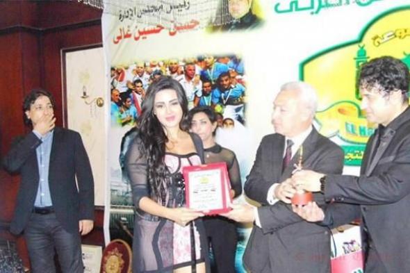بالفيديو| منى فاروق تدافع عن شيما الحاج بسبب ملابسها المثيرة: "دي فنانة"