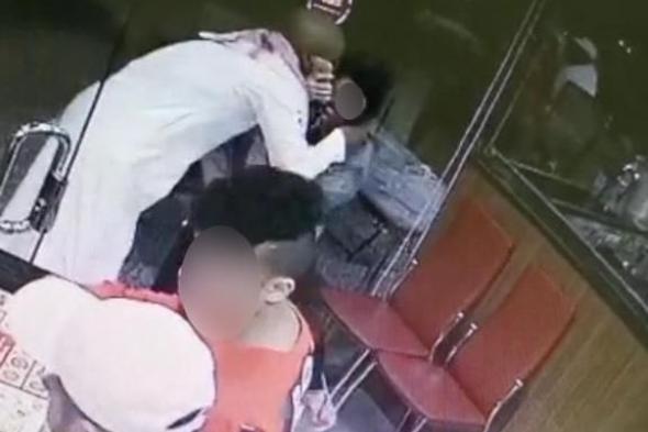 شرطة الرياض تقبض على مواطن ظهر بهذا المقطع وهو يتحرش بامرأة في مطعم