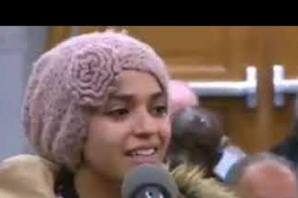 بالفيديو : ابتسامة طالبة سودانية تجبر قاضي أمريكي على إلغاء حكمه ضدها