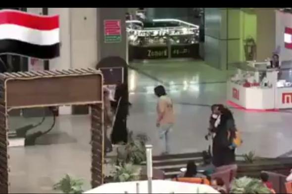 فتاة اوقفت شاب يمني واشتكت له ان احدهم تحرش بها .. شاهد بالفيديو كيف كانت ردة فعله مذهلة للجميع