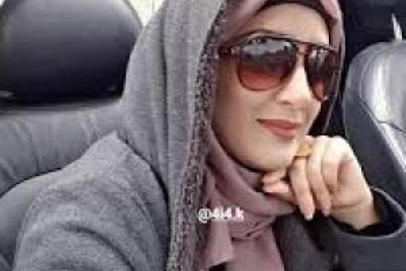 شاهد ما فعلته مذيعة يمنية شهيرة بداخل سيارتها من أحد شوارع العاصمة صنعاء