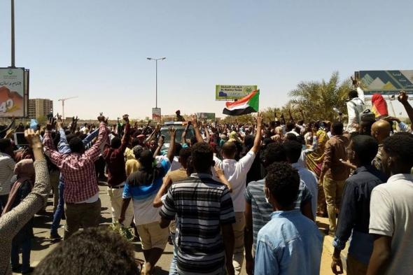 عاجل.. المتظاهرون يدخلون مقر إقامة الرئيس السوداني عمر البشير