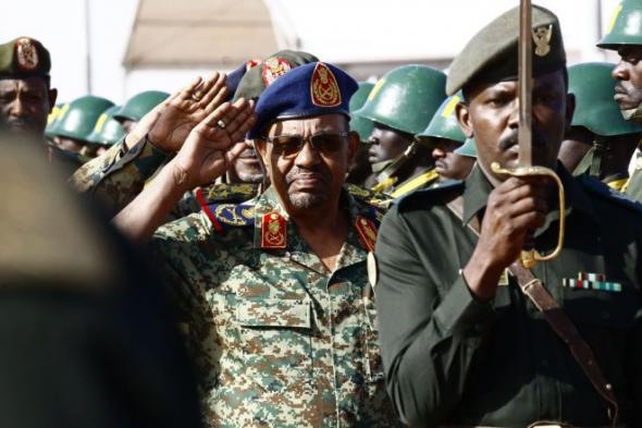 إعلامي سوداني: هؤلاء رافقوا البشير إلى سجن "كوبر"