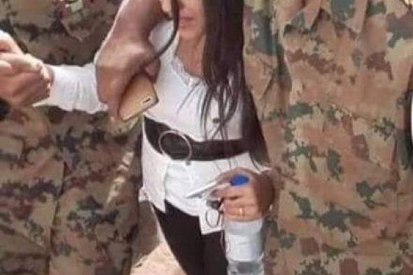 صورة لمراسلة العربية “رفيدة ياسين” محاطة بعدد من الجنود في محيط القيادة بالخرطوم تثير التساؤلات بمواقع التواصل