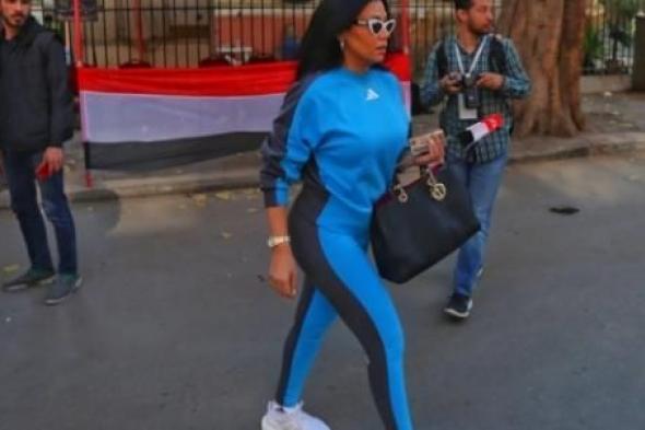 بالصور والفيديو| رانيا يوسف تدلي بصوتها في الاستحقاق الدستوري بملابس "الجيم"