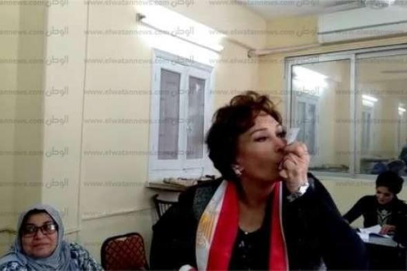 بالصور| "ترينج" رانيا يوسف وقبلة لبلبة وإصبع يسرا.. فنانات شاركن في الاستفتاء