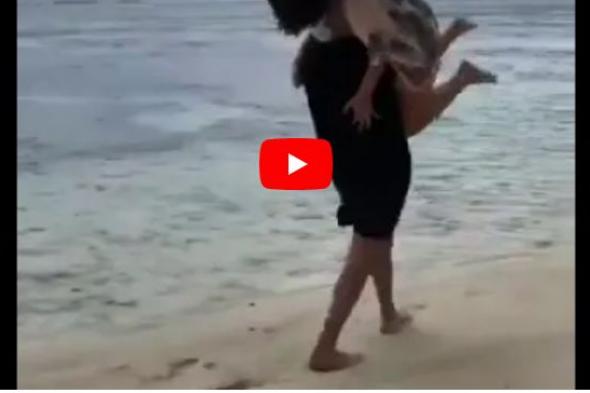 بالفيديو : رجل أعمال سعودي وزوجته على الشاطئ .. شاهد كيف حملها على كتفه بطريقة جريئة اشعلت جميع مواقع التواصل