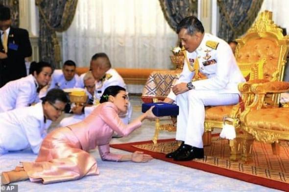 شاهد: مراسم زواج ملك تايلاند على مضيفة طيران.. والأخيرة تزحف على الأرض وتستلم منه صندوق فاخر!
