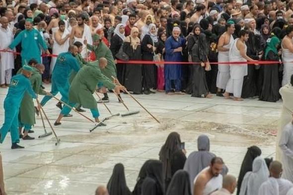 السعودية | شاهد ما فعله 2000 عامل وقت هطول الأمطار على المسجد الحرام