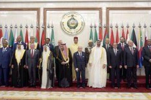 شاهد "فيديو"...أول زعيم عربي يحضر القمة العربية بملابس الاحرام ...شاهد رد الفعل