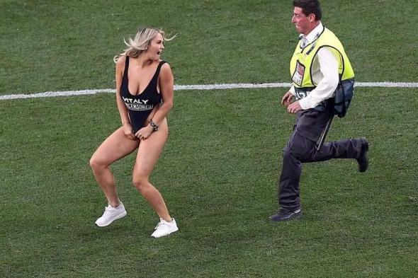 بالفيديو والصور: فتاة شبه عارية تقتحم مباراة ليفربول ضد توتنهام وتُلهب مدرجات الجماهير