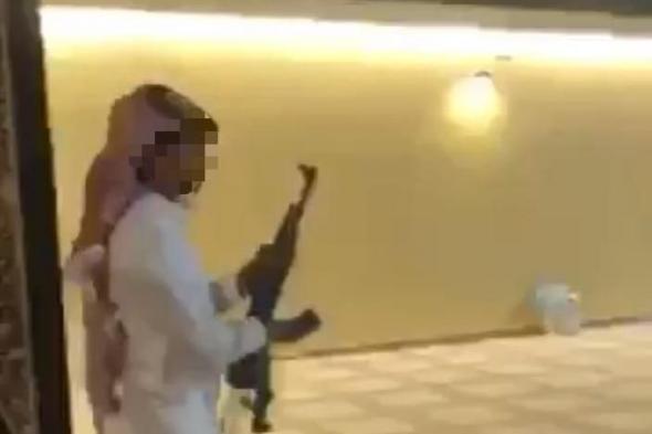 شرطة الرياض تؤكد القبض على الشاب مطلق النار أمام أحد المنازل في وادي الدواسر