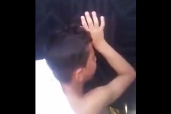شاهد طفل يمني يدعو على السعودية في عقر دارها و أمام الكعبة ويبكي بشده ويثير المشاعر ويشعل مواقع التواصل