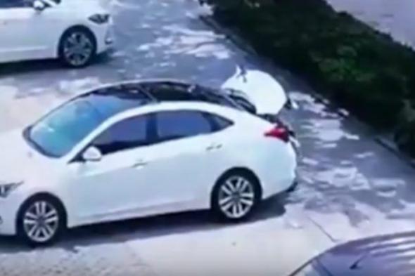 بالفيديو.. كاميرات المراقبة توثق وفاة طفل حبس نفسه في صندوق سيارة بالخطأ