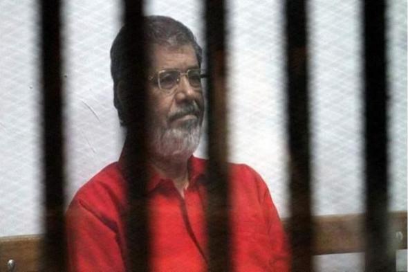 أول فيديو لوفاة الرئيس المصري السابق محمد مرسي وماذا حدث أثناء المحاكمة؟
