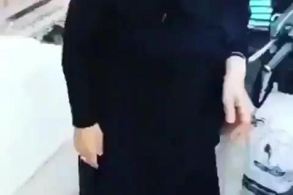 شاهد فيديو.. عراقي يطرد أمه حافية القدمين ويطلب هذا الطلب الغير متوقع من مصور الفيديو