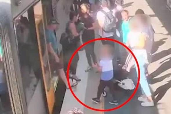 شاهد... لحظات مرعبة لطفل يسقط تحت القطار في غفلة من والدته وهاكذا كانت نهايته (فيديو)