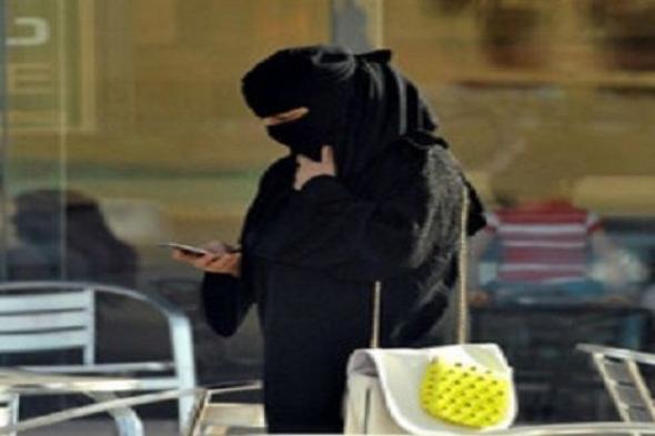 الإطاحة بمغترب يمني في السعودية بعد ارتكابه هذا الفعل بحق فتاة سعودية في محل تجاري ونشر (الصور)