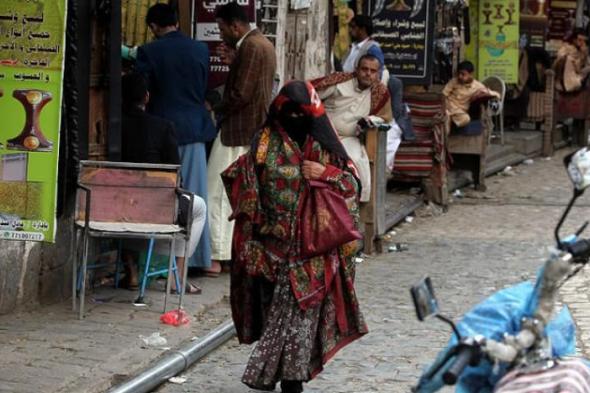 يمنية تحرق ملابسها وسط الشارع بصنعاء وتثير ضجة واسعة على مواقع التواصل (فيديو)