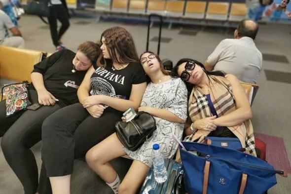 نوم رانيا يوسف وابنتيها في المطار بعد تأخر طائرتهم!