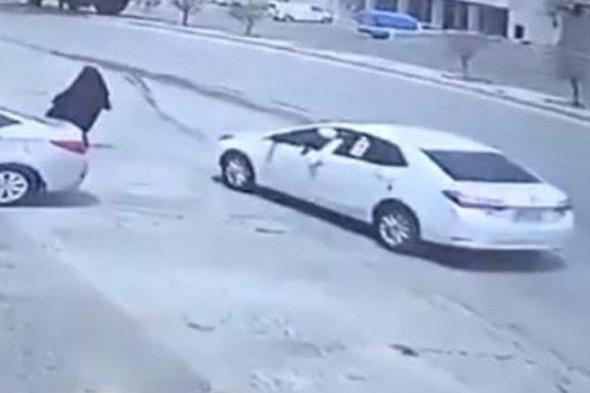 القبض على قائد مركبة سرق شنطة امرأة وأسقطها أرضًا في #الرياض (فيديو)