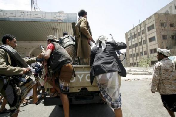 ”أرملة صنعانيه” تستوقف عربة حوثية في قلب العاصمة صنعاء وتطالب المقاتلين بهذا الطلب الجريء !؟