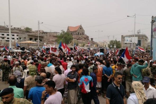عاجل : طرد حكومة هادي من عدن وفوضى وسحل في الشوارع.. الامارات تضع السعودية في حرج شديد..!