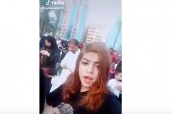 شاهد .. مراهقة مصرية تثير الجدل بمقطع فيديو خلال صلاة العيد
