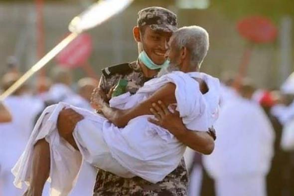 السعودية | قصة رجل الأمن السعودي الذي حمل حاجاً مسناً وشغل الإعلام