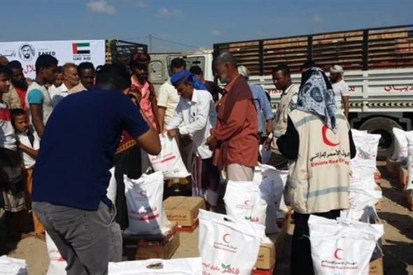 الهلال الاماراتي يوزع مساعدات لأسر الشهداء في عدن