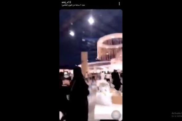 فيديو.. 4 شبان يعتدون على شخص وسط عائلته وأمن السلام مول بلا حراك!