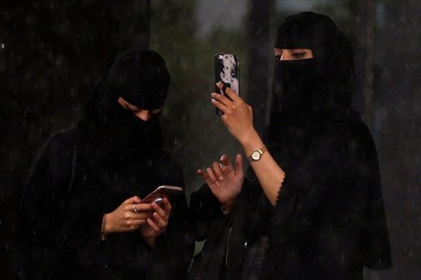 تشريع يسمح بالمواعدة بين الشباب والفتيات بالسعودية في الشوارع والكافيهات يثير ضجة كبرى (فيديو)